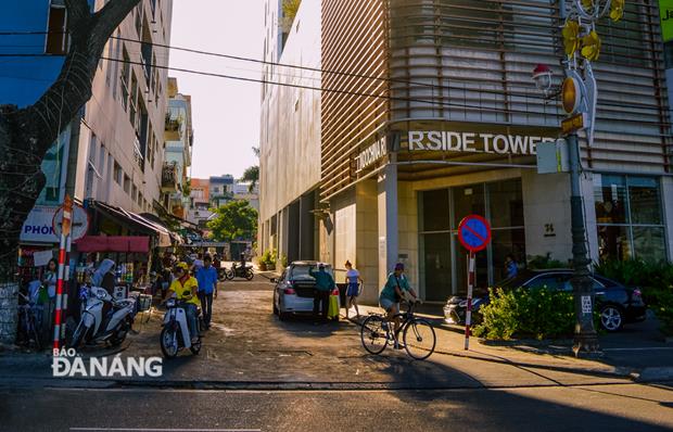 Mid-afternoon sunlight squeezing between two buildings