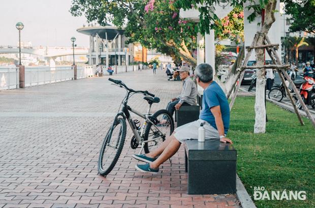 Both banks of the Han River are ideal space for local people to enjoy relaxing moments during these hot days