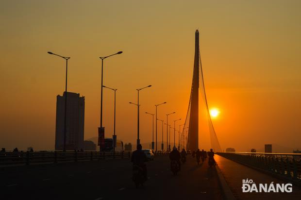 At 6.00pm, sunlight stretching on local streets