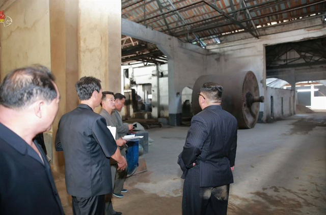 Nhà lãnh đạo Kim Jong-un hồi đầu tuần đã có các chuyến thăm tới các nhà máy mỹ phẩm và dệt ở khu vực Sinuiju giáp biên giới với Trung Quốc. Hình ảnh do đài truyền hình trung ương Triều Tiên (KCTV) công bố cho thấy một vết bẩn lớn xuất hiện trên quần của ông Kim Jong-un khi ông thị sát một nhà máy.
