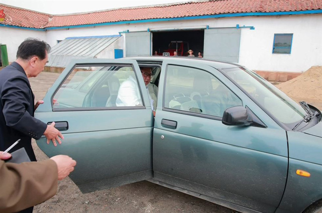Trong chuyến thị sát tới một tiền đồn quân sự ở thị trấn Sindo tại tỉnh Bắc Pyongan, nhà lãnh đạo Kim Jong-un đã sử dụng xe Lada Priora cũ do Nga sản xuất. Việc nhà lãnh đạo Triều Tiên đi thị sát bằng một chiếc xe cũ giá rẻ, vốn dành cho những người thu nhập thấp ở Nga, khiến cộng đồng mạng bất ngờ. Trong các chuyến công du nước ngoài trước đó, ông Kim Jong-un thường sử dụng xe limousine bọc thép sang trọng.