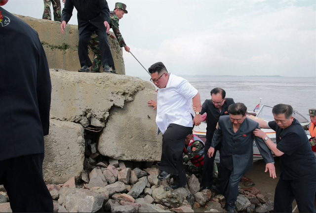 Một bức ảnh gây chú ý khác chụp nhà lãnh đạo Kim Jong-un di chuyển trên bãi biển tại đảo Sindo. Ông Kim Jong-un với gương mặt ửng đỏ đã leo lên các bậc đá với sự trợ giúp của các trợ lý.