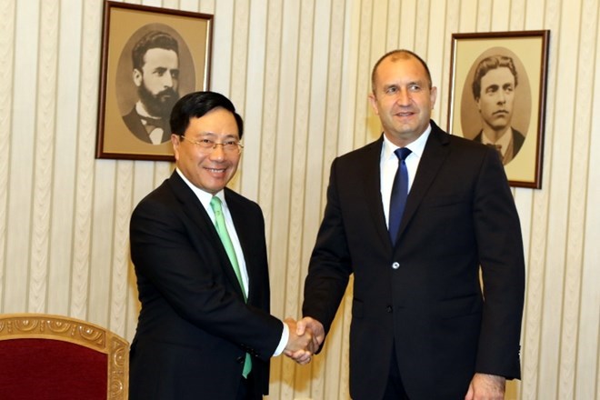 Deputy Prime Minister and Foreign Minister Pham Binh Minh (L) and Bulgarian President Rumen Radev (