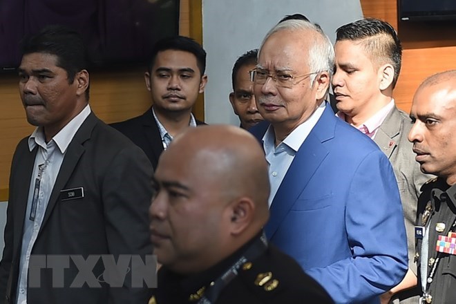 Former Malaysian Prime Minister Najib Razak (centre) comes to the Malaysian Anti-Corruption Commission headquarters in Putrajaya (Photo: AFP/VNA)