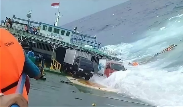 Các phương tiện, xe cộ trôi theo dòng nước xuống biển. (Ảnh: AFP)