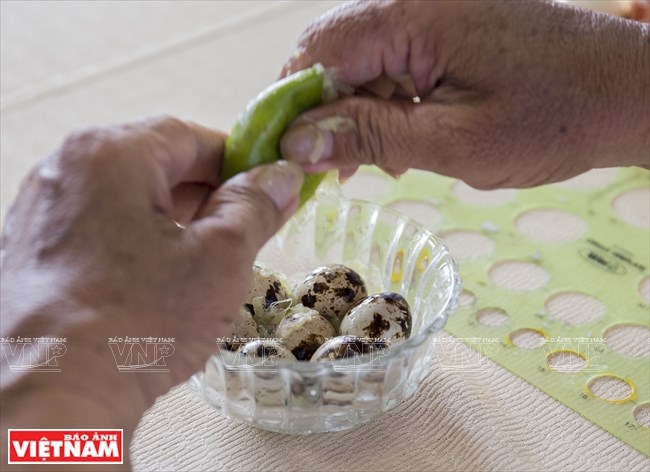 The shells are soaked into lemon juice in three minutes to deodorize (Photo: VNA).