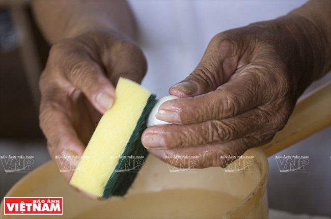 Tam then polishes the surface of the eggs (Photo: VNA)