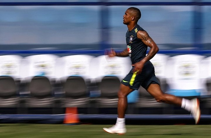 Một cầu thủ bị chấn thương khác của Brazil là tiền vệ cánh Douglas Costa cũng đã trở lại tập luyện bình thường.