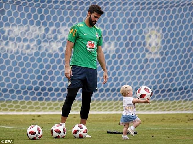 Thủ thành Alisson Becker đưa con gái vào sân tập.