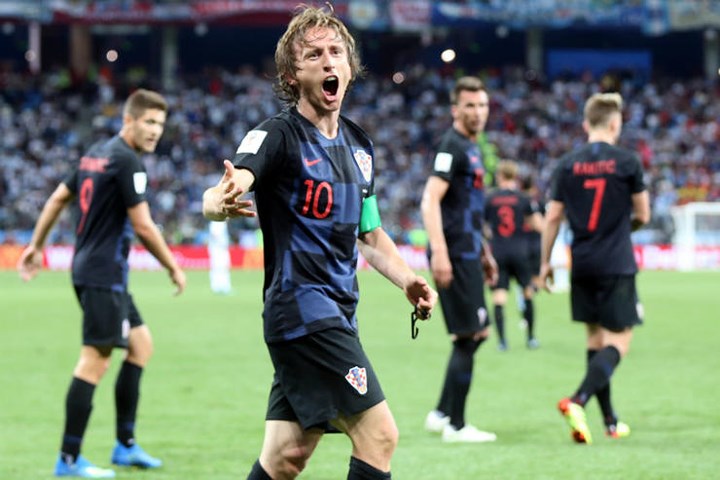 Xếp thứ 6 là siêu phẩm của Luka Modric ở trận đấu với Argentina. Tiền vệ này có bóng ở trước vòng cấm, anh đẩy một nhịp sau đó tung cú sút căng đánh bại Willy Caballero. Trận này Croatia thắng 3-0.