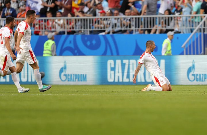 5. Aleksandar Kolarov (Serbia vs Costa Rica)  Aleksandar Kolarov sút phạt đẹp mắt đánh bại Costa Rica ở cuộc đọ sức tại vòng đấu bảng. Đây là bàn thắng duy nhất mang về chiến thắng cho Serbia.