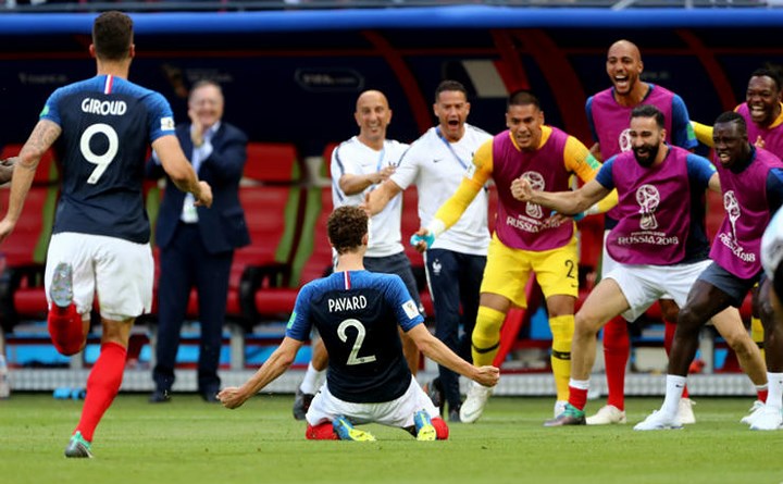 3. Benjamin Pavard (Pháp vs Argentina)  Ở trận đấu giữa Pháp với Argentina tại vòng 1/8, Theo Hernandez tạt bóng vào vòng cấm hậu vệ Argentina phá bóng không tốt. Bóng đến chân của Benjamin Pavard, hậu vệ này vuốt bóng hiểm hóc ghi bàn cho Pháp. Trận đấu này Pháp thắng 4-3.