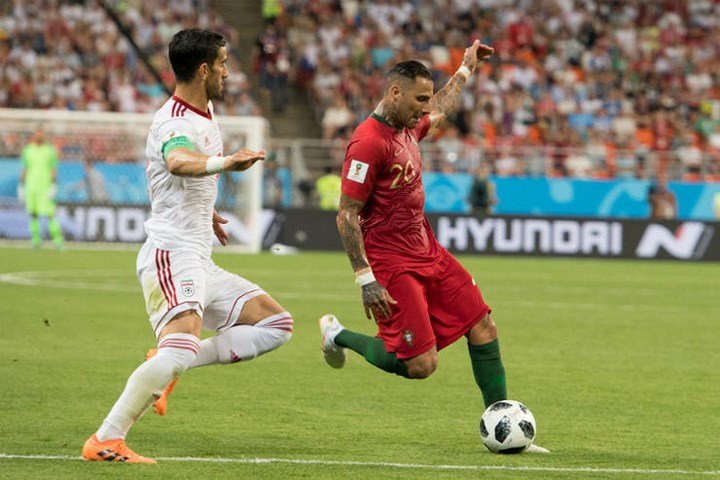 2. Ricardo Quaresma (Bồ Đào Nha vs Iran)  Quaresma rê bóng từ cánh phải vào trước vòng cấm, sau đó sút bóng theo phong cách trivela mang về chiến thắng 1-0 cho Bồ Đào Nha trước Iran.