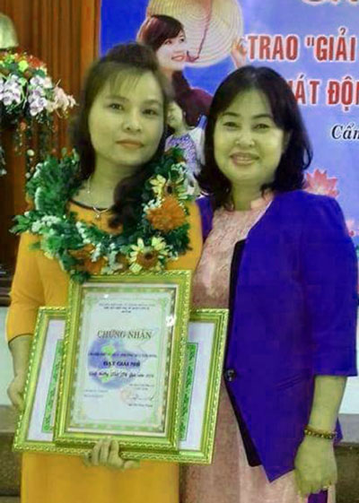 Ms Diem (left)receiving the district-level Thai Thi Boi Award 2017 in recognition of her meaningful and practical programmes for the poor