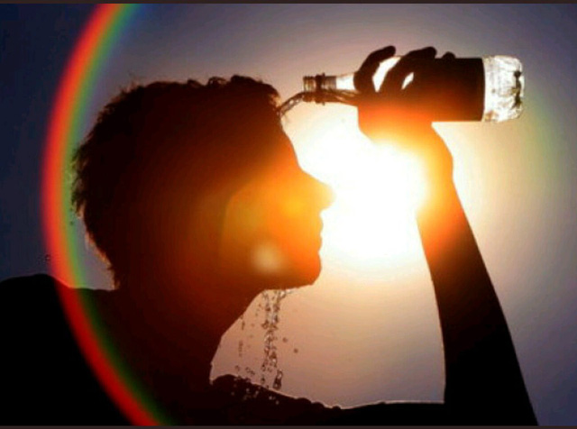 Luôn giữ mát, uống đủ nước và theo dõi các thông báo thời tiết. Quá nóng có thể làm bạn bị bệnh bởi cơ thể không thể tự điều hòa và làm hạ thân nhiệt.