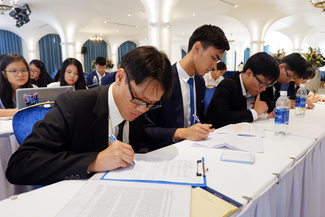 Các đại biểu tại Hội nghị Chương trình phát triển Liên Hiệp Quốc (UNDP) chuẩn bị tài liệu tham gia đóng góp ý kiến