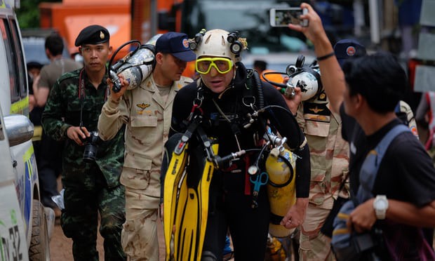 Đội cứu hộ chạy đua với thời gian để cứu hộ đội bóng khi thời tiết chuyển biến xấu và lượng oxy trong hang cạn kiệt. (Ảnh: Reuters)