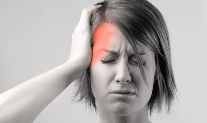 Đau nửa đầu: Nhiều nghiên cứu chỉ ra rằng sử dụng một lượng chanh đáng kể có thể dẫn tới những cơn đau nửa đầu. Thủ phạm là axit amin tyramine có trong chanh với số lượng khá lớn. Dư thừa loại axit amin này khiến máu đột ngột dồn lên não gây ra những cơn đau nửa đầu.