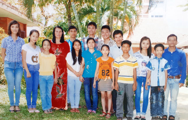 Nguyễn Hồng Quang (áo ca rô trắng đen, hàng sau) cùng mẹ và anh chị em trong gia đình số 12 Làng SOS  Đà Nẵng.