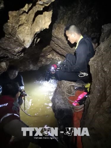 Divers take part in the rescue mission (Photo: Xinhua/VNA)