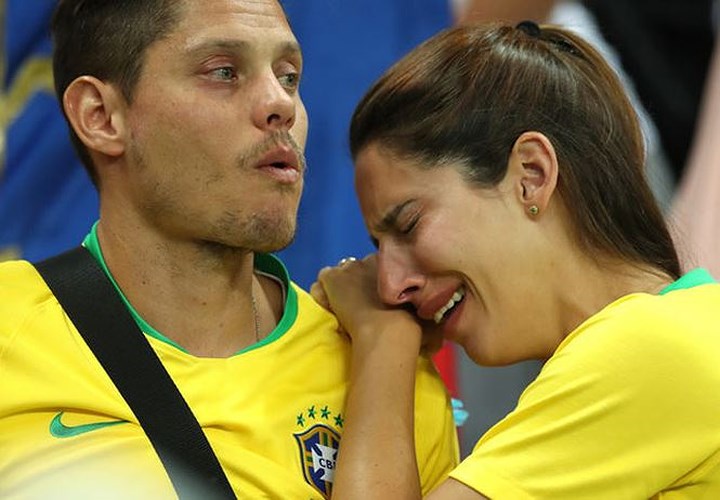 Một fan nữ Brazil khóc nức nở trên khán đài.