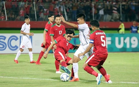 U19 Việt Nam (áo trắng) thua đau Indonesia và đứng trước nguy cơ bị loại sớm. (Ảnh: Đoàn Nhật)