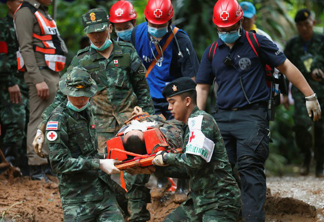 Lực lượng cứu hộ diễn tập đưa người bị mắc kẹt ra khỏi hang Tham Luang (Ảnh: Reuters)
