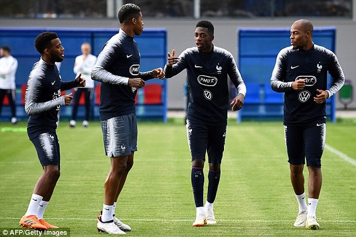 Các ngôi sao tuyển Pháp bao gồm Thomas Lemar (ngoài cùng bên trái), Kimpembe (thứ 2 bên trái), Ousmane Dembele (ở giữa bên phải) và Djibril Sidibe (bên phải) trong buổi tập chuẩn bị cho trận bán kết World Cup 2018.