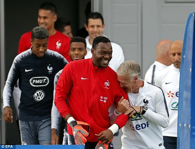 Huấn luyện viên trưởng tuyển Pháp Didier Deschamps vui đùa với thủ môn Steve Mandanda trước buổi tập.