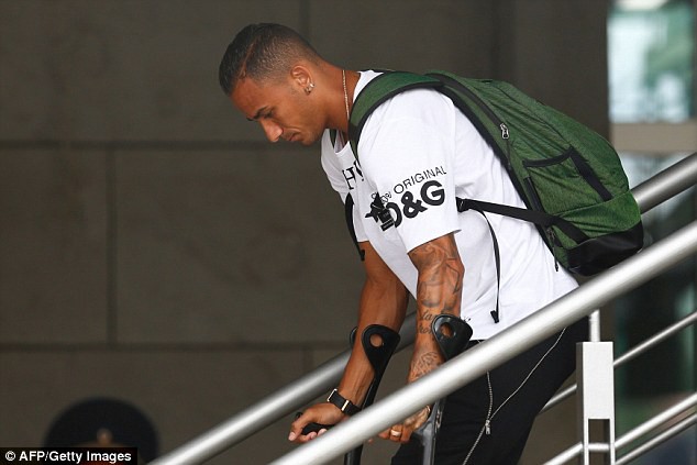 Danilo bên chiếc nạng ở sân bay, anh dính chấn thương và không tham gia hai trận đấu cuối cùng của Brazil.
