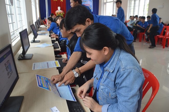 Volunteers help residents in Da Nang set up electronic citizen (e-citizen) accounts. (Source:VNA) 