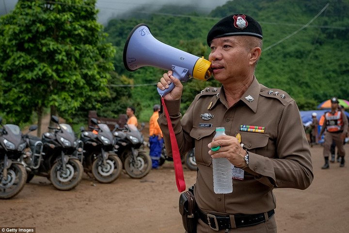 Trước 10h sáng 8/7, khu vực cửa hang Tham Luang đã được sơ tán xong. Ảnh: Getty.