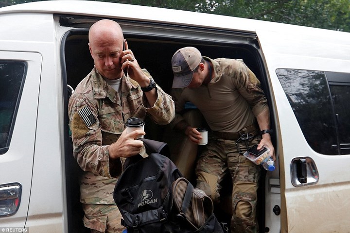 Binh sĩ Mỹ có mặt ở hang Tham Luang – nơi các hoạt động giải cứu đội bóng mắc kẹt chính thức được khởi động vào 10h sáng nay. Ảnh:  Reuters.