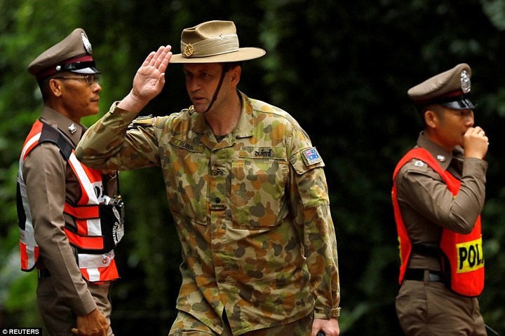 Nhân viên quân sự Australia bên ngoài cửa hang Tham Luang. Ảnh: Reuters.