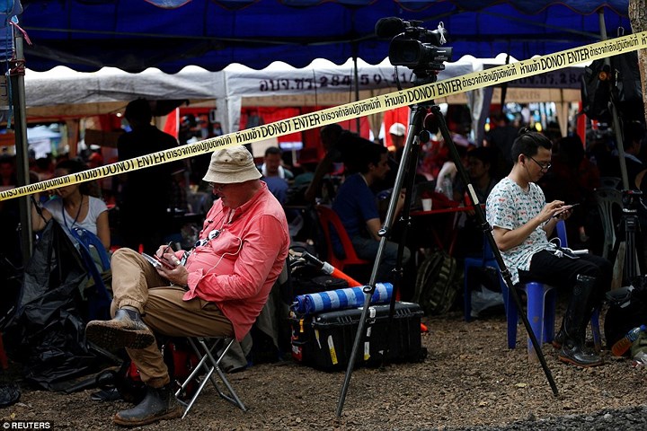 Dù phải di chuyển khỏi cửa hang nhưng các cơ quan báo chí vẫn tiếp tục bám trụ tại khu vực được nhà chức trách Thái Lan cho phép để kịp thời đưa tin về hoạt động giải cứu. Ảnh: Reuters.