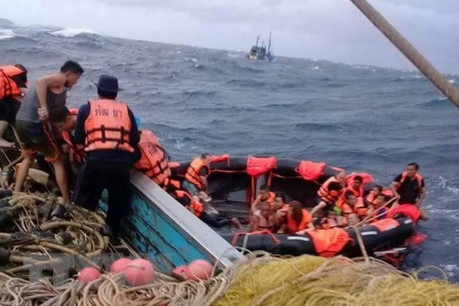 Survivors of the sunken tourist boat Phoenix (Source: Xinhua/VNA)