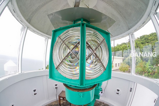 The purpose of the lighthouse is to help fishing boats operating on the Thua Thien Hue-Da Nang waters identify their position, warn them of danger, and guide them safely on their way.