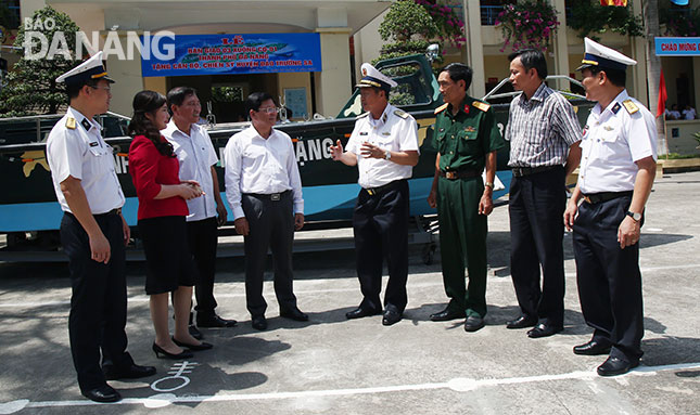 Deputy Secretary Tri (4th left) and other people were introduced to CQ boat-related information