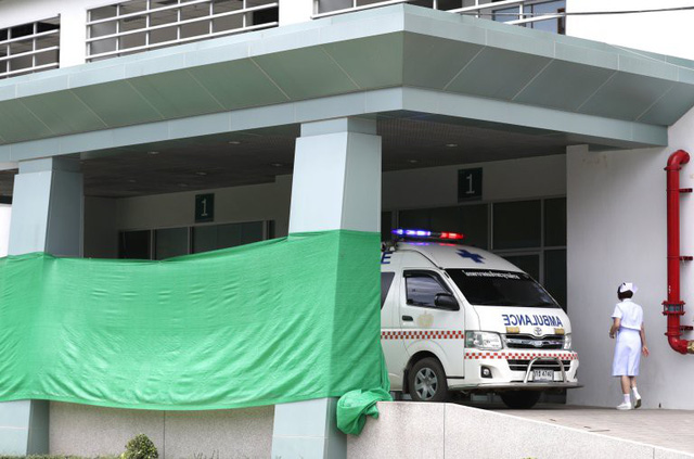 Sảnh bệnh viện Chiang Rai cũng được che kín khi tiếp nhận cầu thủ đầu tiên được giải cứu trong đợt cứu hộ lần hai. (Ảnh: EPA)