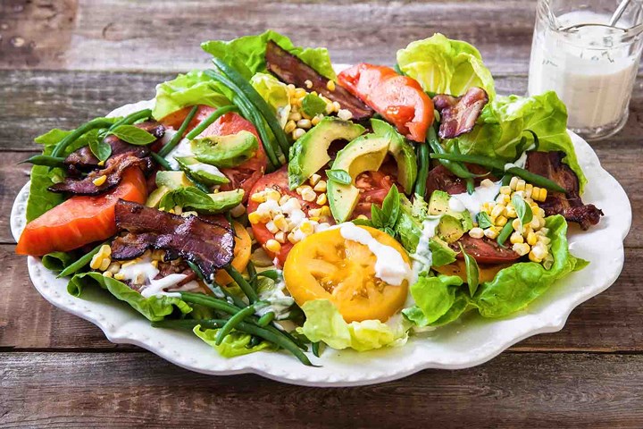 Lấp đầy dạ dày: Đã bao giờ bạn tự hỏi làm thế nào bạn có thể ăn một hộp bánh quy buổi sáng mà vẫn ăn thêm nhiều thứ khác nhưng ăn một bát salad lại khiến bạn no đến trưa? Đó là lượng chất xơ cao hơn trong món salad đã lấp đầy dạ dày, giúp bạn cảm thấy no hơn.