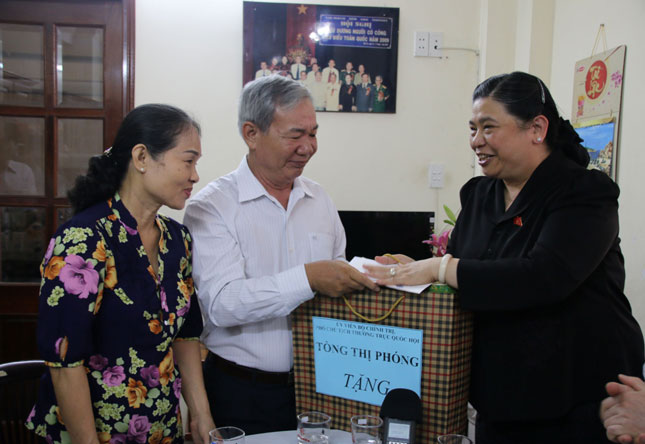 Phó Chủ tịch Thường trực Quốc hội Tòng Thị Phóng (bìa phải) đến thăm, tặng quà thương binh Lâm Văn Bá. Ảnh: KHA MIÊN