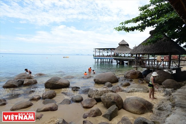 Tourists enjoy their time at the reef (Photo: VNA)