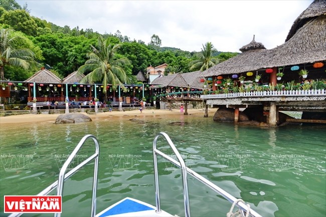 Floating restaurants at Bai Rang beach (Photo: VNA)