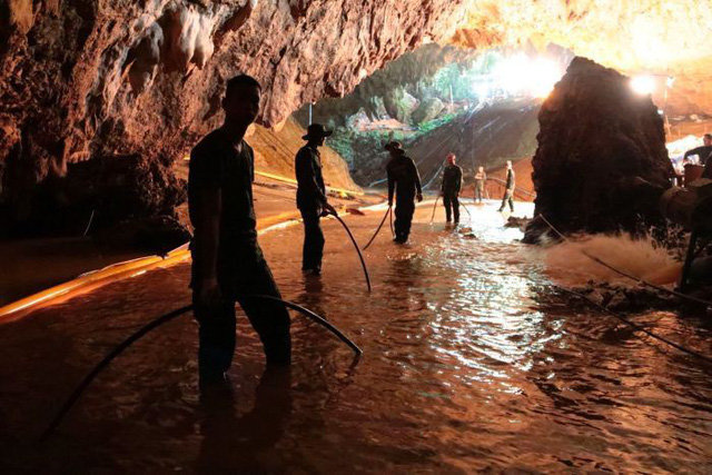 Mưa lớn có thể khiến mực nước trong hang dâng cao, gây khó khăn cho hoạt động cứu hộ.