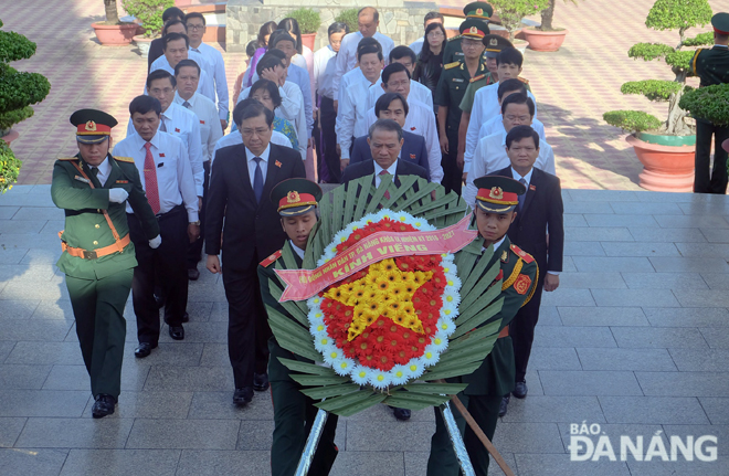 he city leaders laying wreaths at the 2 September Peace Monument