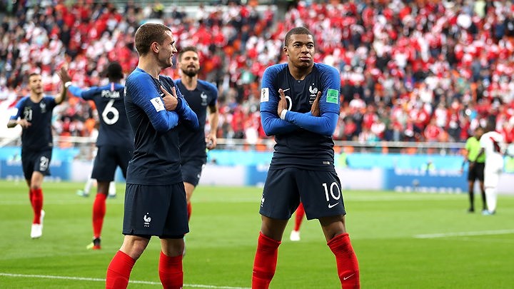 Bàn thắng duy nhất của tài năng trẻ Kylian Mbappe ở phút 35 giúp Pháp thắng Peru với tỷ số tối thiểu và giành vé đi tiếp sớm 1 vòng đấu. 