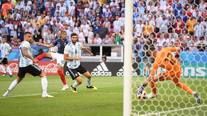 Vòng 16 đội: Pháp vs Argentina. Đây là trận đấu bùng nổ nhất của hàng công tuyển Pháp kể từ đầu giải. Sau 90 phút kịch tính đại diện châu Âu là đội đi tiếp khi giành thắng lợi chung cuộc với tỉ số 4-3.