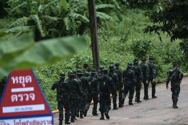 Các binh sĩ được nhìn thấy đi tuần gần khu vực hang Tham Luang ngày 10/7 (Ảnh: AFP)