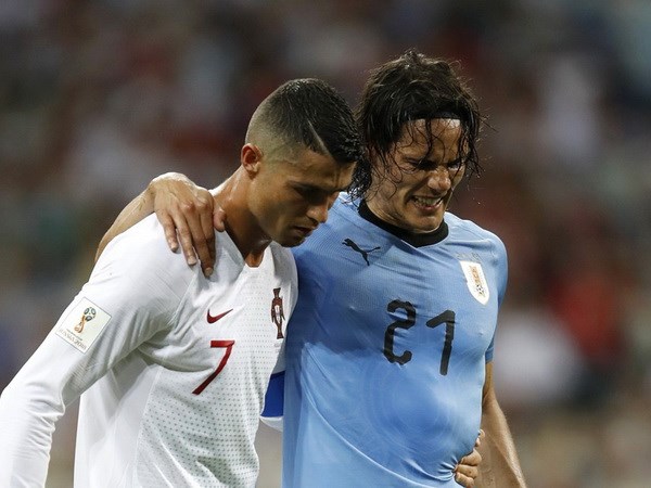 Ronaldo dìu Cavani rời sân sau khi ngôi sao Uruguay dính chấn thương. (Nguồn: Getty Images)