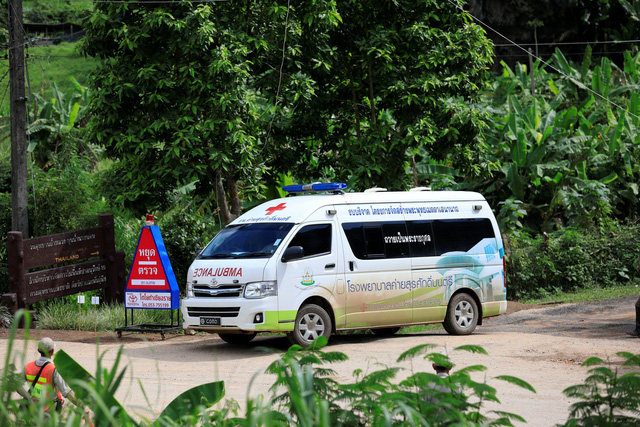 Một xe cứu thương rời hang Tham Luang (Ảnh: Reuters)